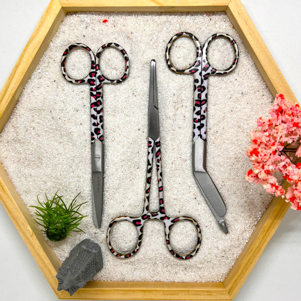 3 delig scharen set verpleegkundige Panthera (+ naam graveren) - Caregear.nl Zorg scharen verpleegkundigen