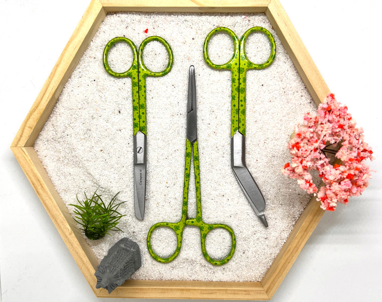 3 delig scharen set verpleegkundige Green Leprechaun  (+ naam graveren) - Caregear.nl Zorg scharen verpleegkundigen