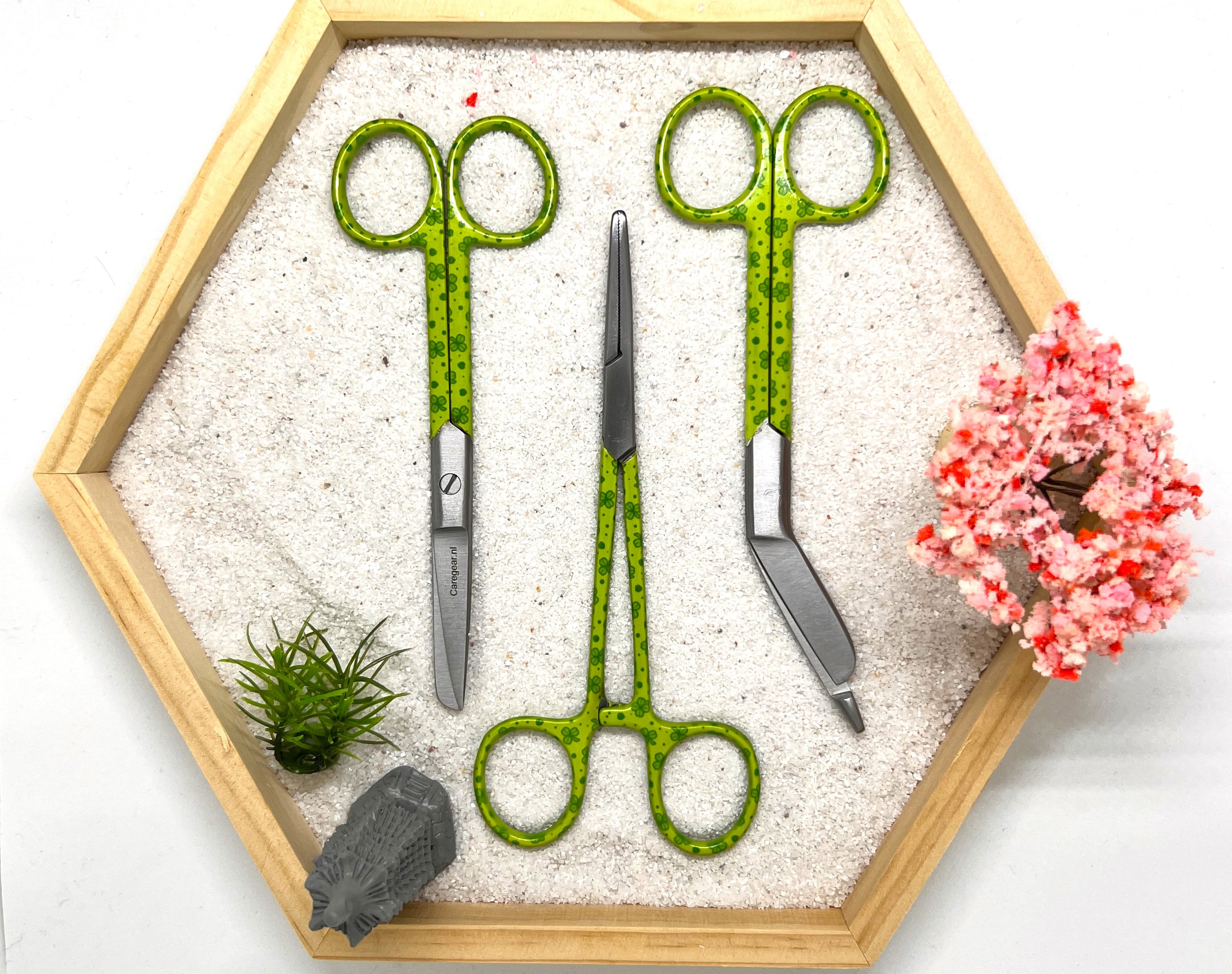 3 delig scharen set verpleegkundige Green Leprechaun  (+ naam graveren) - Caregear.nl Zorg scharen verpleegkundigen