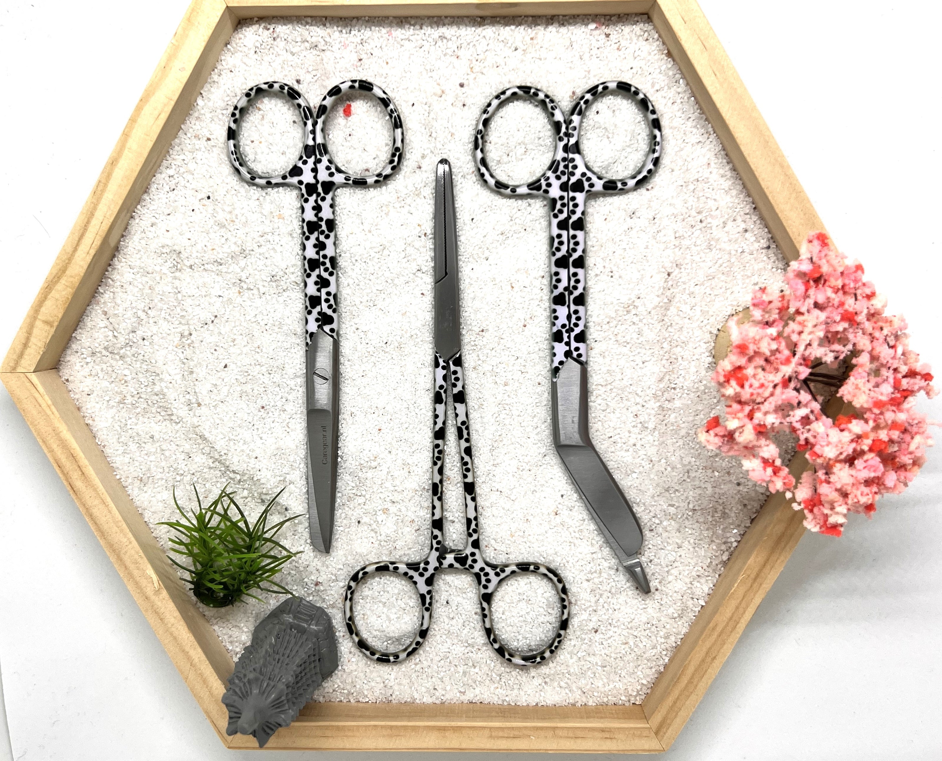 3 delige set zwart wit met honden pootjes (+ naam graveren) - Caregear.nl Zorg scharen verpleegkundigen