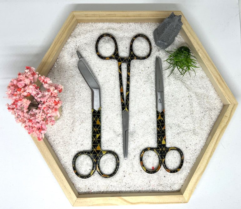 3-delige verpleegkundige scharenset – zwart/bruin met driehoekjes | Medische scharen RVS + naam graveren - Caregear.nl Zorg scharen verpleegkundigen