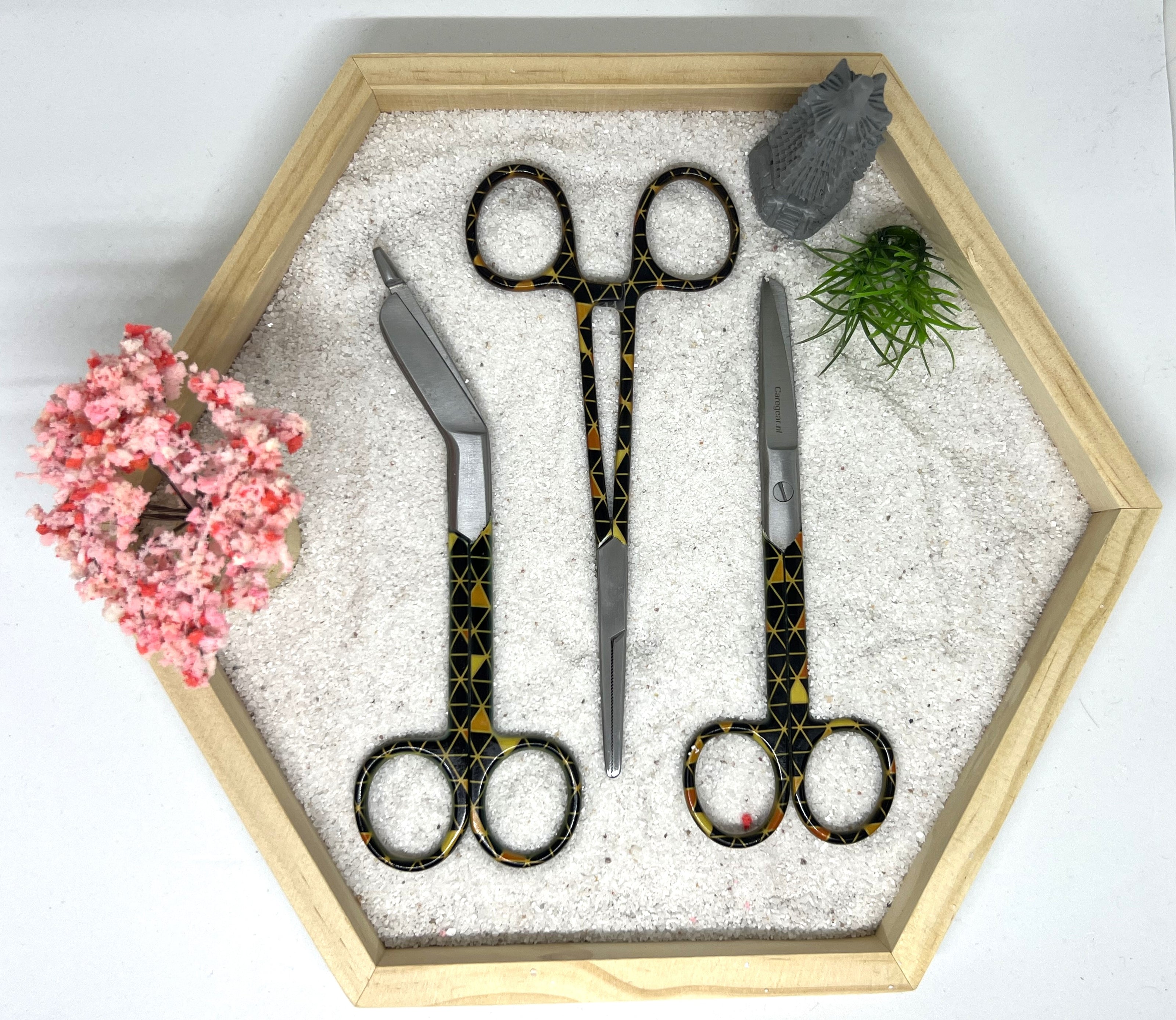 3-delige verpleegkundige scharenset – zwart/bruin met driehoekjes | Medische scharen RVS + naam graveren - Caregear.nl Zorg scharen verpleegkundigen