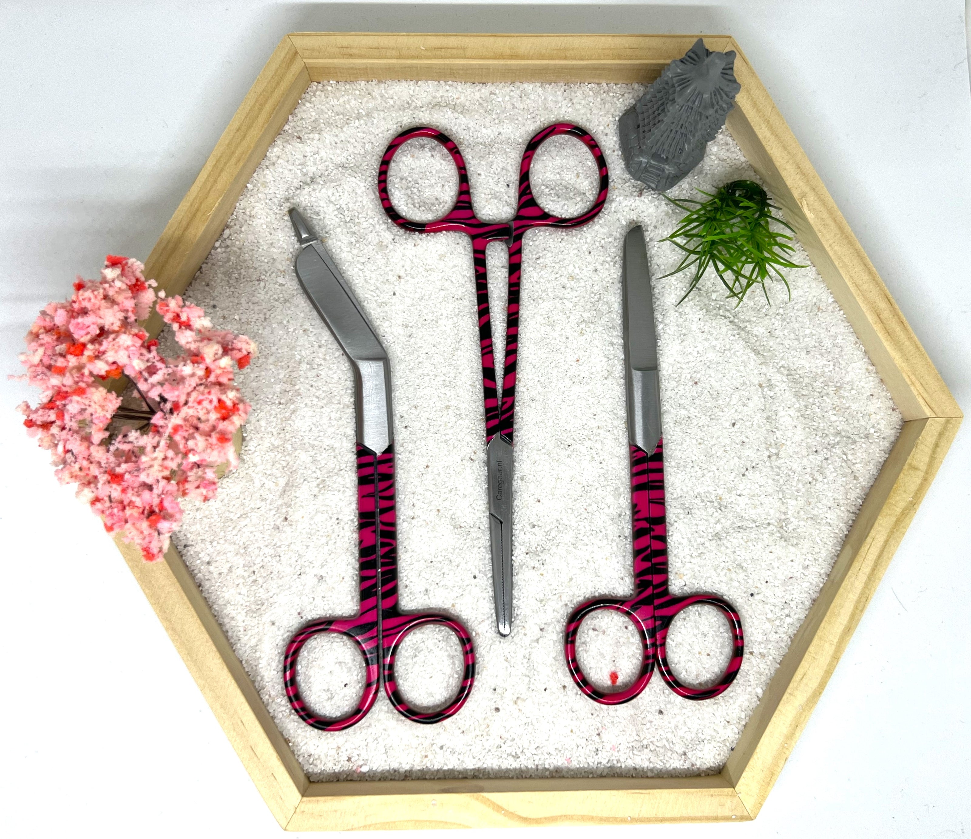 3-delige verpleegkundige scharenset - Zorg spullen in Pink/Roze/panterprint | Medische scharen RVS + naam graveren - Caregear.nl Zorg scharen verpleegkundigen