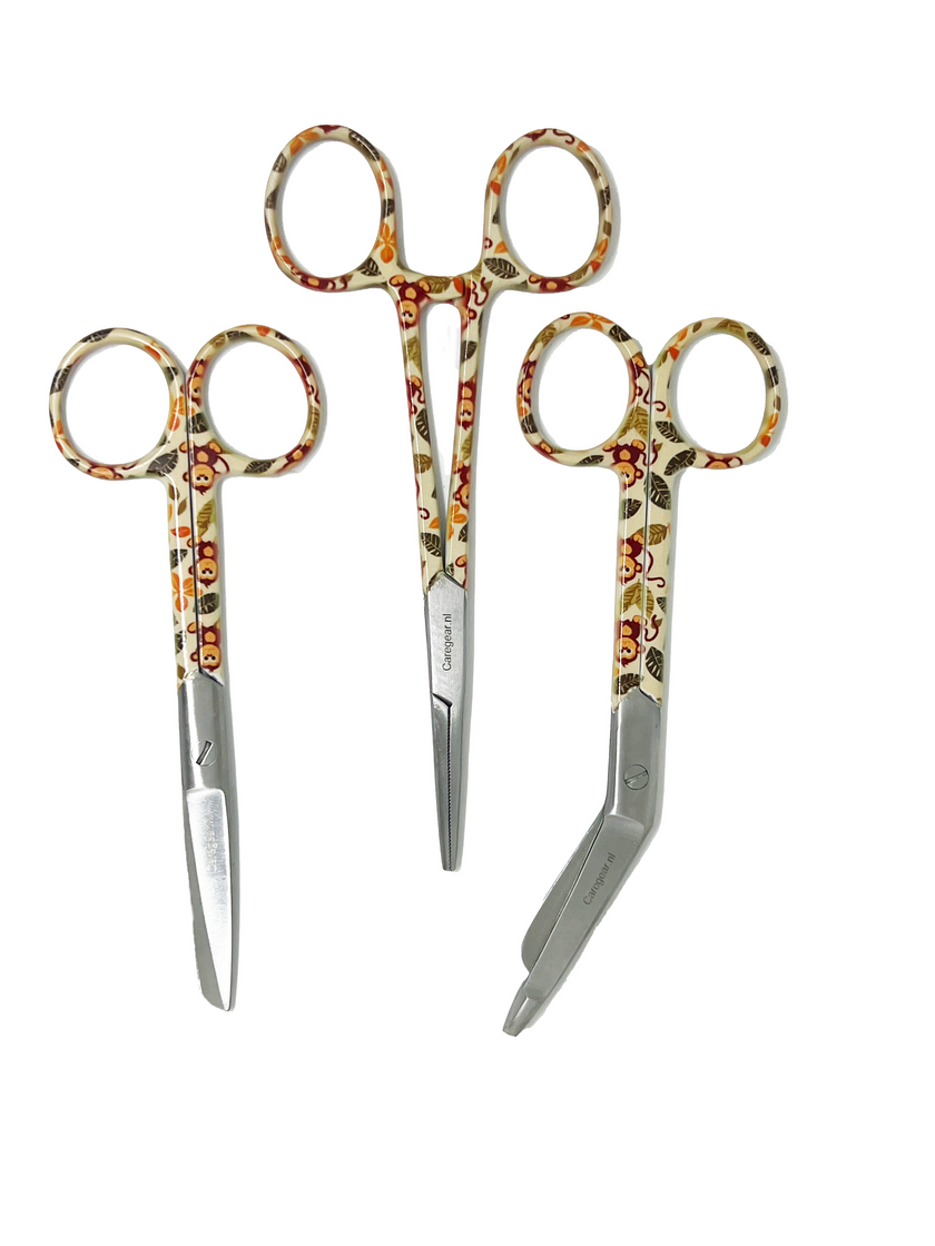 3 delig scharen set verpleegkundige Aapjes (naam graveren) - Caregear.nl Zorg scharen verpleegkundigen