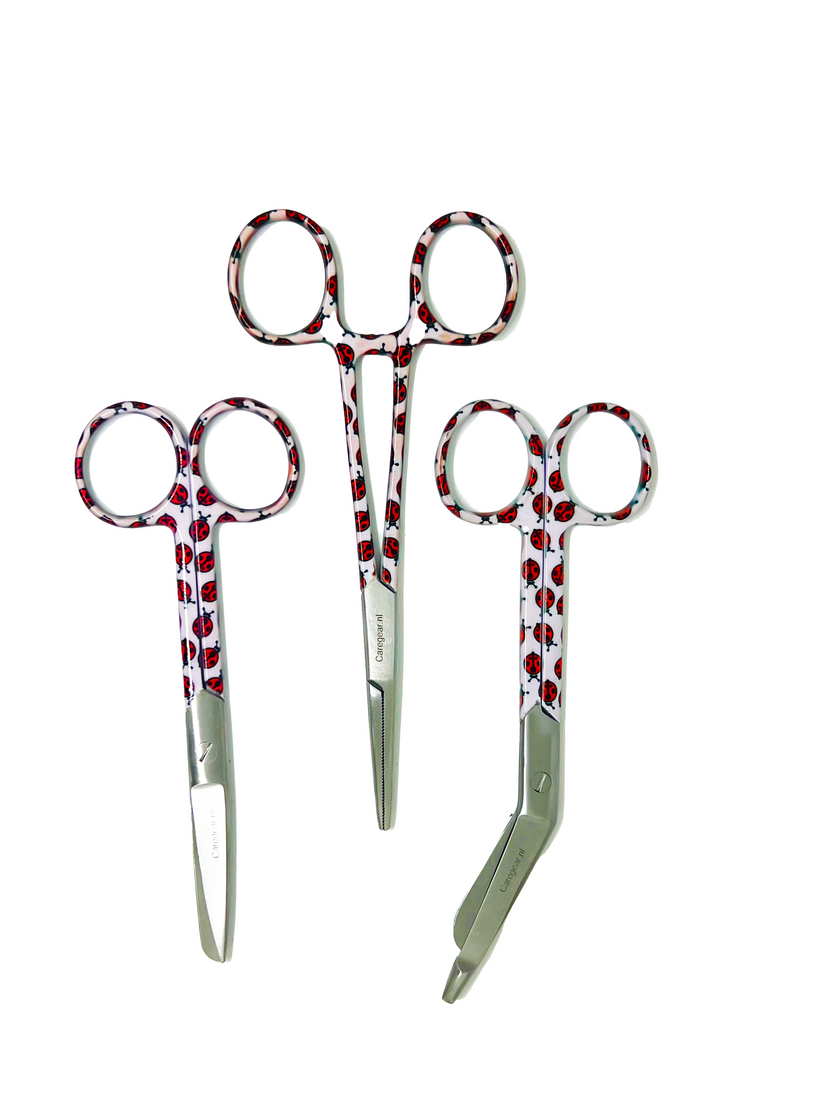 3 delig scharen set verpleegkundige Lieveheersbeestje (naam graveren) - Caregear.nl Zorg scharen verpleegkundigen
