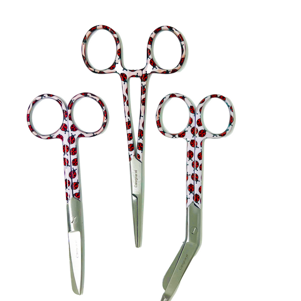 3 delig scharen set verpleegkundige Lieveheersbeestje (naam graveren) - Caregear.nl Zorg scharen verpleegkundigen