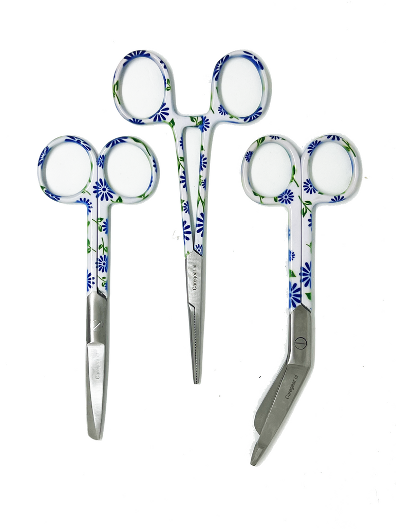 3 delig scharen set verpleegkundige Witte bloemen (naam graveren) - Caregear.nl Zorg scharen verpleegkundigen