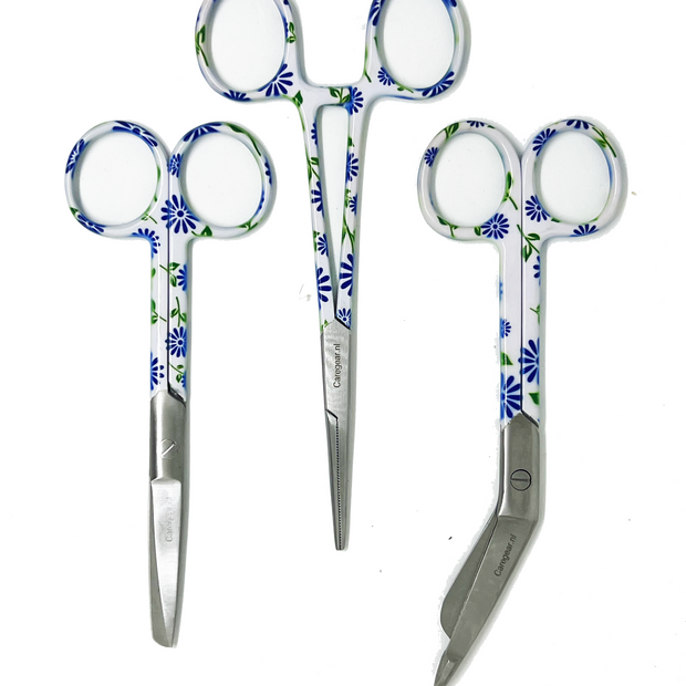 3 delig scharen set verpleegkundige Witte bloemen (naam graveren) - Caregear.nl Zorg scharen verpleegkundigen