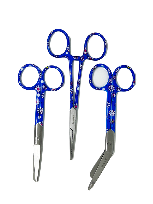 3 delig zorg scharen set verpleegkundige Blauw met witte bloemen - Personaliseer met naam graveren - Caregear.nl Zorg scharen verpleegkundigen