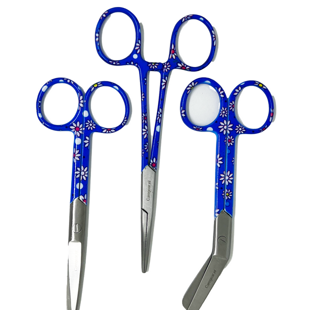 3 delig zorg scharen set verpleegkundige Blauw met witte bloemen - Personaliseer met naam graveren - Caregear.nl Zorg scharen verpleegkundigen