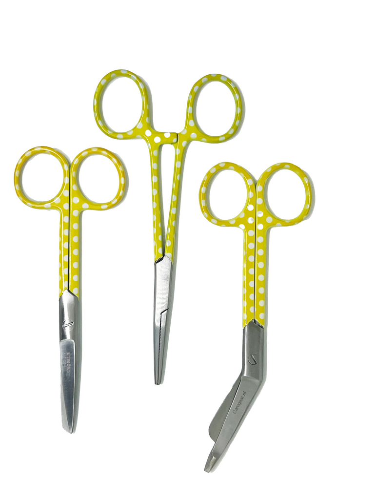 3 delig scharen set verpleegkundige Geel met witte stippen (naam graveren) - Caregear.nl Zorg scharen verpleegkundigen