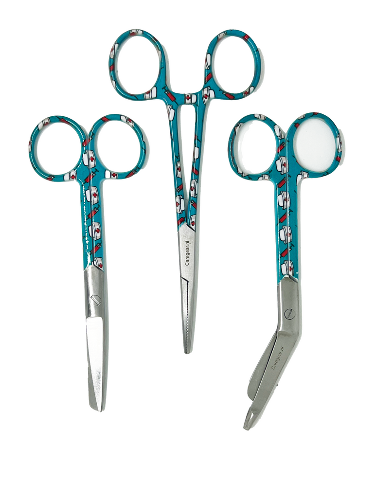 3 delig scharen set verpleegkundige Groen/Blauw met verpleegkundige muts (naam graveren) - Caregear.nl Zorg scharen verpleegkundigen