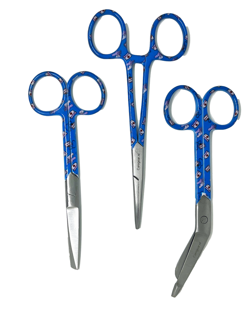 3 delig scharen set verpleegkundige Blauw met verpleegkundige hoedjes (naam graveren) - Caregear.nl Zorg scharen verpleegkundigen