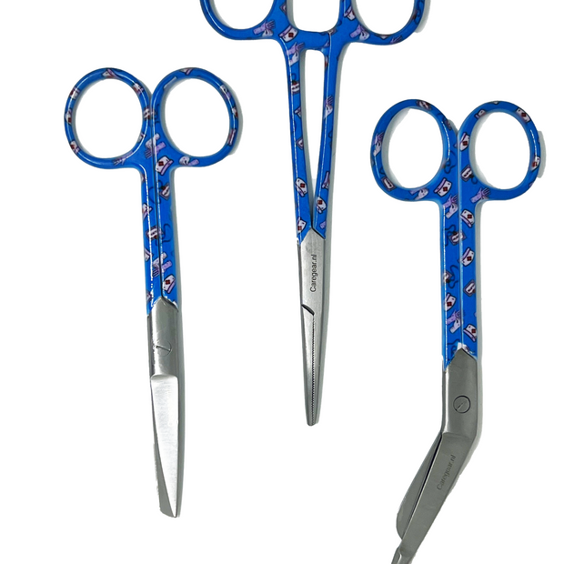 3 delig scharen set verpleegkundige Blauw met verpleegkundige hoedjes (naam graveren) - Caregear.nl Zorg scharen verpleegkundigen