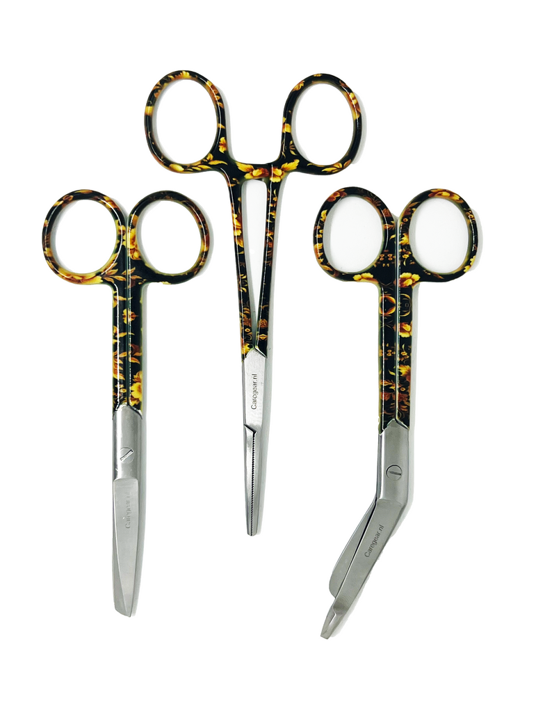 3 delig scharen set verpleegkundige Zwart goud (naam graveren) - Caregear.nl Zorg scharen verpleegkundigen