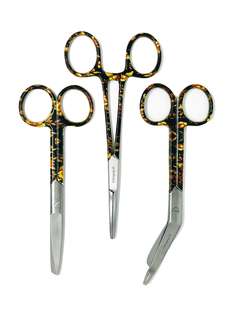 3 delig scharen set verpleegkundige Zwart goud (naam graveren) - Caregear.nl Zorg scharen verpleegkundigen