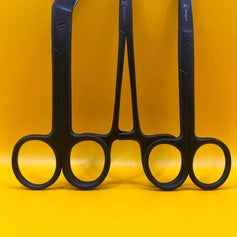 3 delig scharen set verpleegkundige Zwart Mat (naam graveren) - Caregear.nl Zorg scharen verpleegkundigen