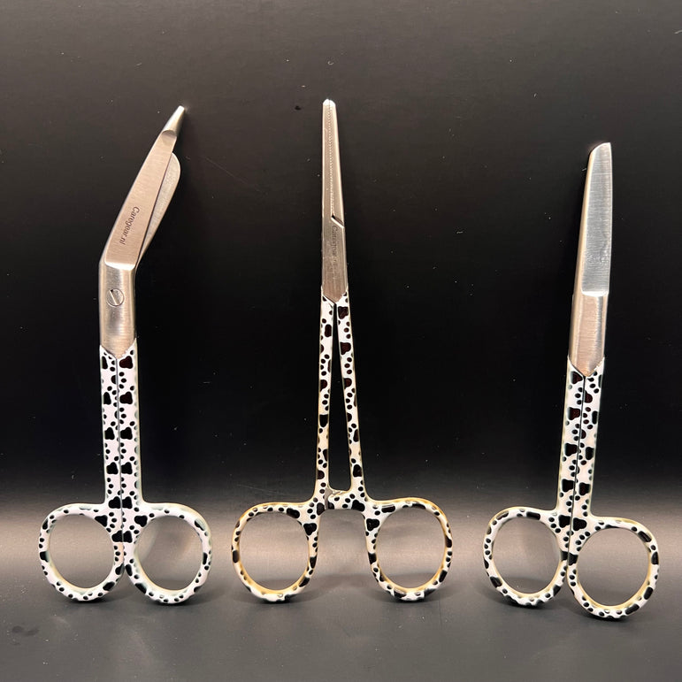 3 delige set zwart wit met honden pootjes (+ naam graveren) - Caregear.nl Zorg scharen verpleegkundigen