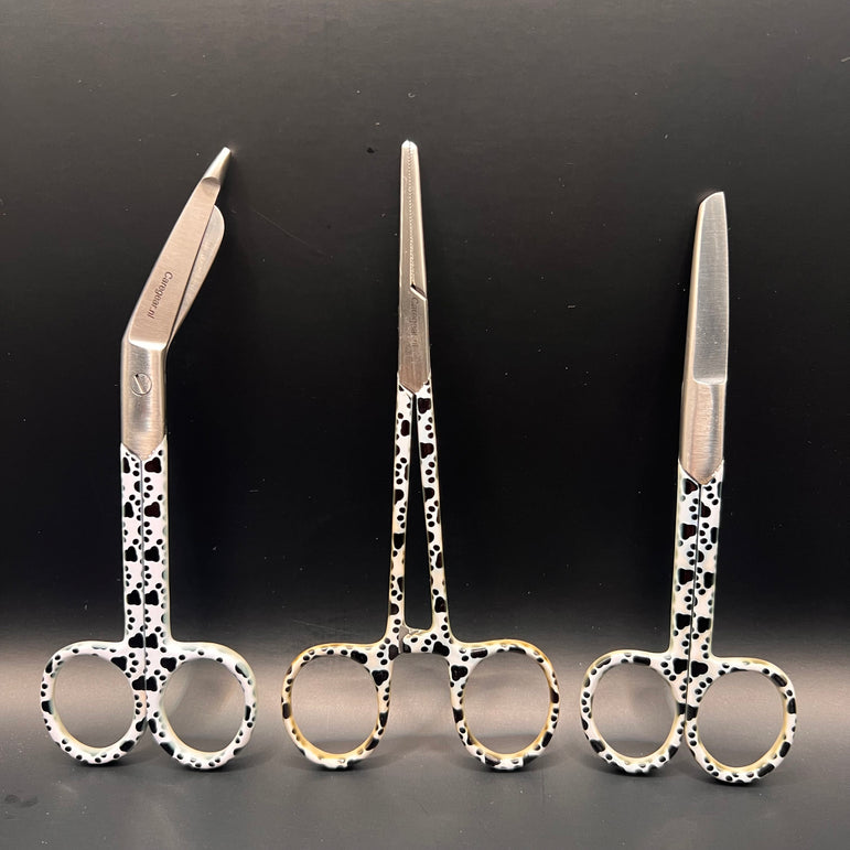 3 delige set zwart wit met honden pootjes (+ naam graveren) - Caregear.nl Zorg scharen verpleegkundigen