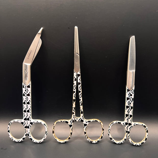 3 delige set zwart wit met honden pootjes (+ naam graveren) - Caregear.nl Zorg scharen verpleegkundigen