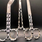 3 delige set zwart wit met honden pootjes (+ naam graveren) - Caregear.nl Zorg scharen verpleegkundigen