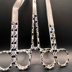 3 delige set zwart wit met honden pootjes (+ naam graveren) - Caregear.nl Zorg scharen verpleegkundigen