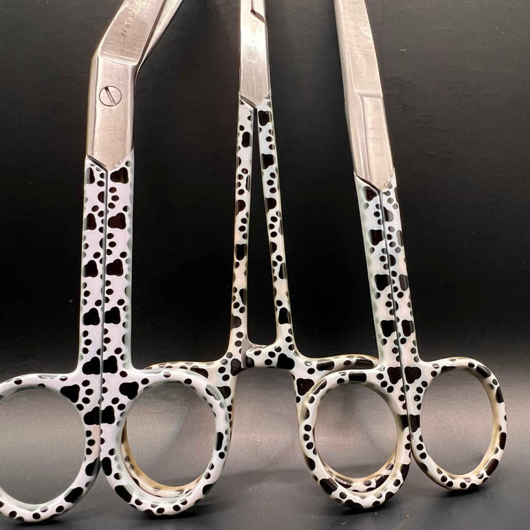 3 delige set zwart wit met honden pootjes (+ naam graveren) - Caregear.nl Zorg scharen verpleegkundigen