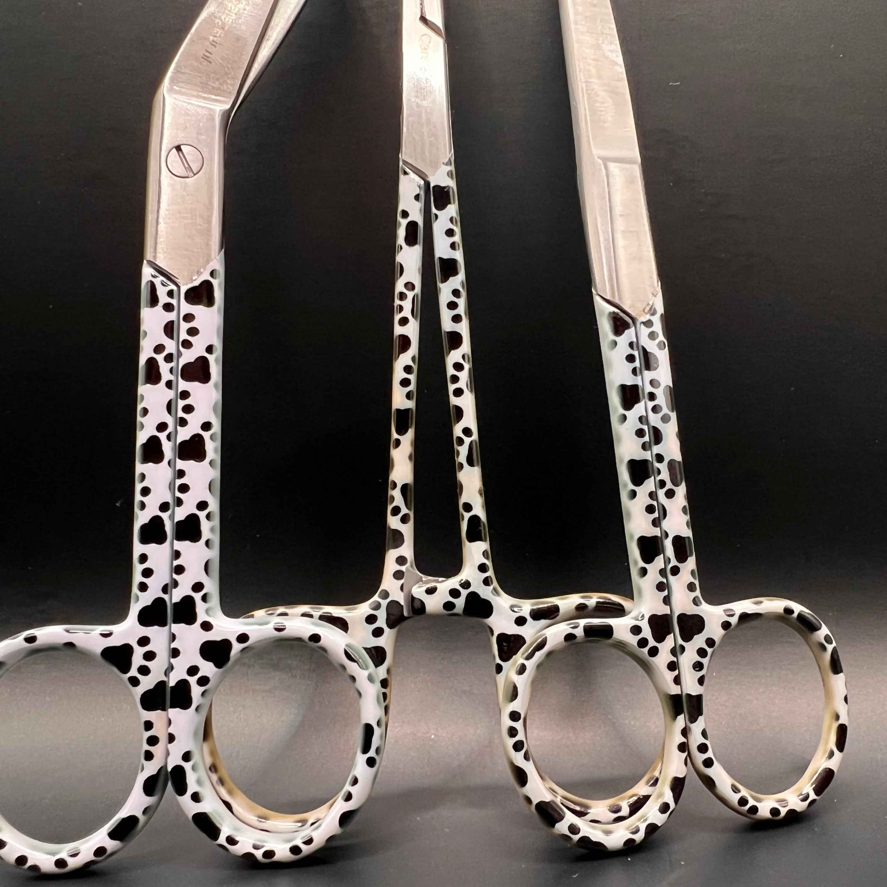 3 delige set zwart wit met honden pootjes (+ naam graveren) - Caregear.nl Zorg scharen verpleegkundigen