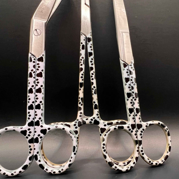 3 delige set zwart wit met honden pootjes (+ naam graveren) - Caregear.nl Zorg scharen verpleegkundigen