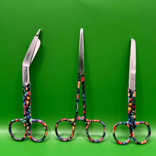 3 delig scharen set verpleegkundige Bloemen op zwart achtergrond (+ naam graveren) - Caregear.nl Zorg scharen verpleegkundigen