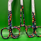 3 delig scharen set verpleegkundige Bloemen op zwart achtergrond (+ naam graveren) - Caregear.nl Zorg scharen verpleegkundigen