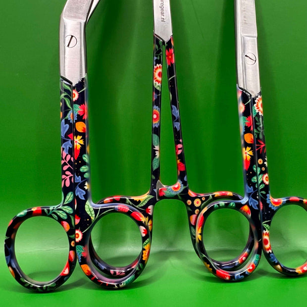 3 delig scharen set verpleegkundige Bloemen op zwart achtergrond (+ naam graveren) - Caregear.nl Zorg scharen verpleegkundigen