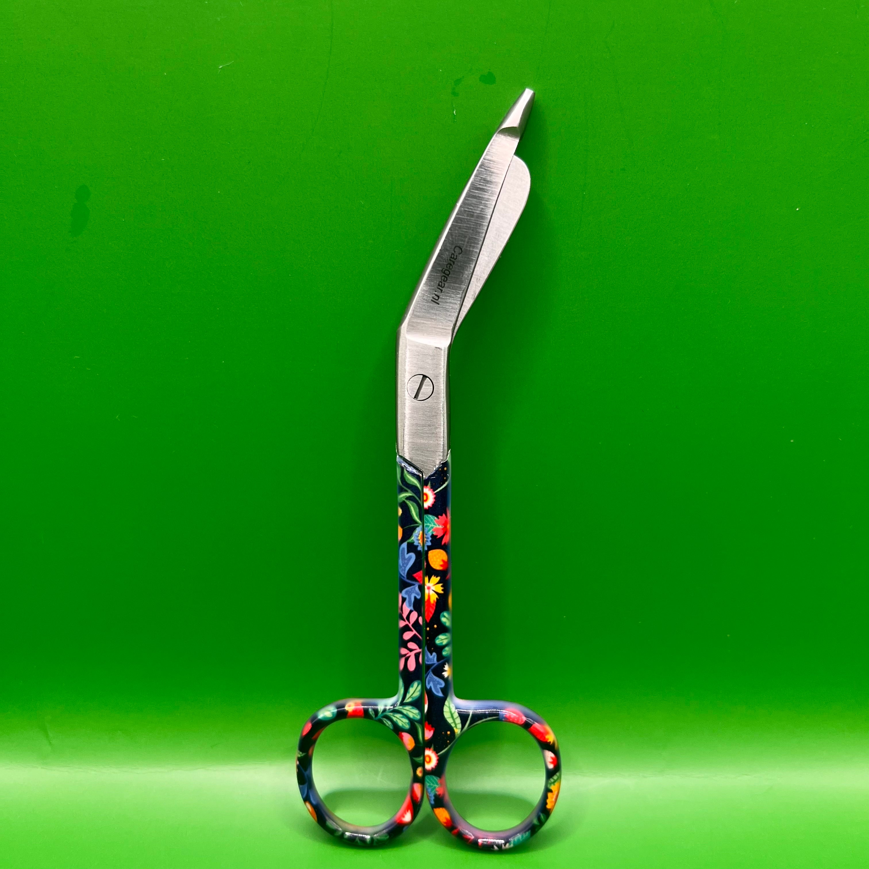 3 delig scharen set verpleegkundige Bloemen op zwart achtergrond (+ naam graveren) - Caregear.nl Zorg scharen verpleegkundigen