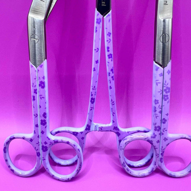 Paarse bloemen 3 delig - Caregear.nl Zorg scharen verpleegkundigen