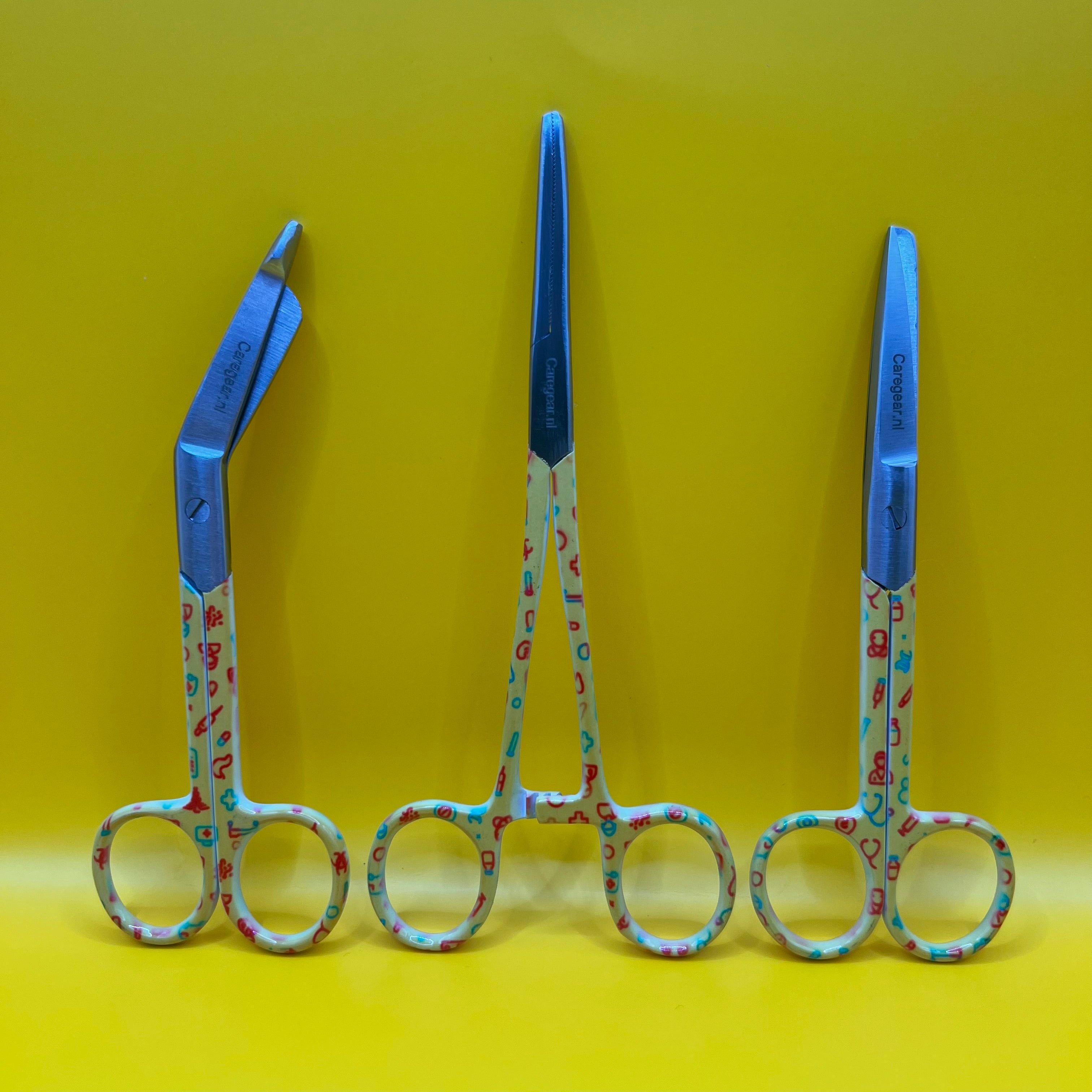 Gele set met zorg iconen - Caregear.nl Zorg scharen verpleegkundigen