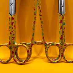 Gele set met zorg iconen - Caregear.nl Zorg scharen verpleegkundigen