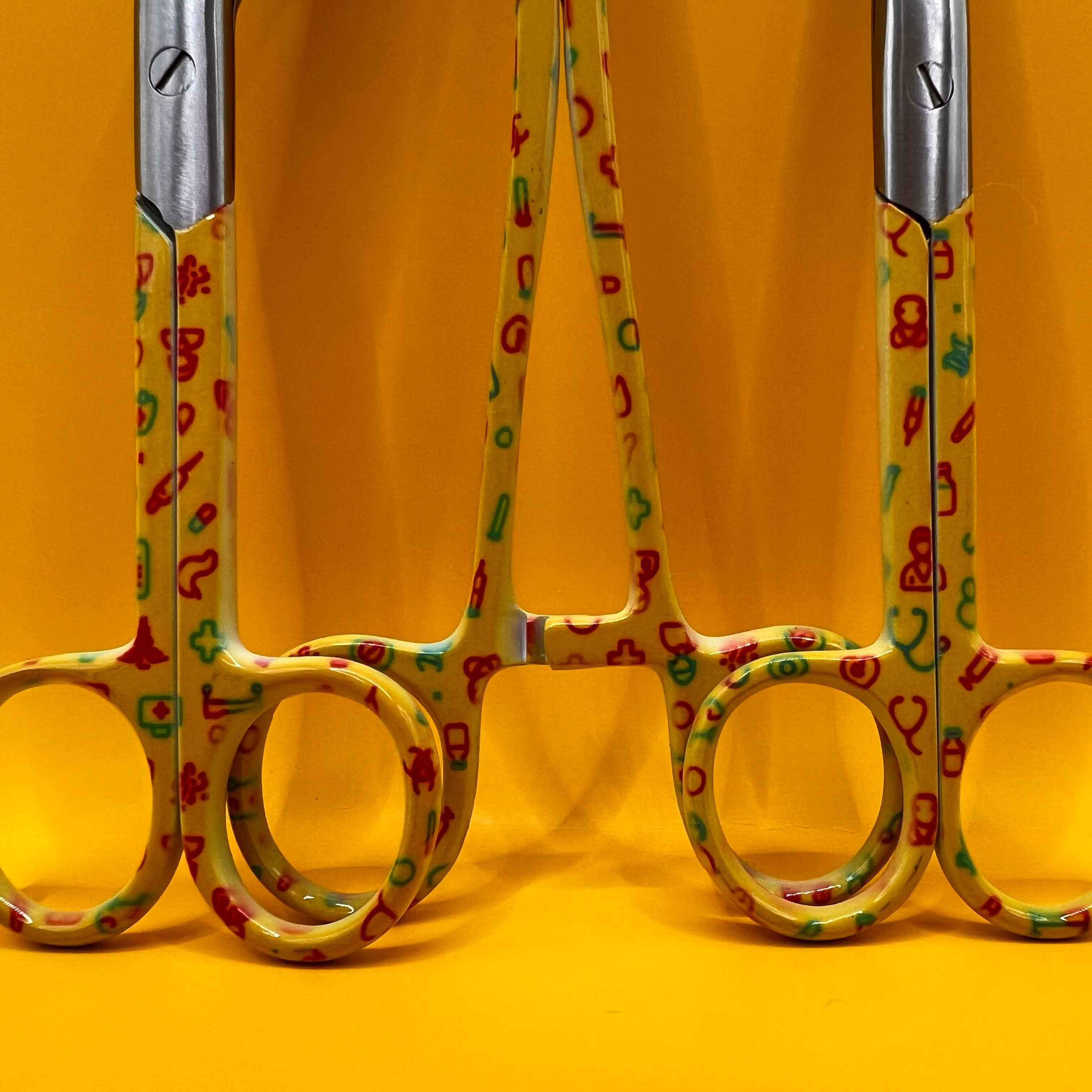 Gele set met zorg iconen - Caregear.nl Zorg scharen verpleegkundigen