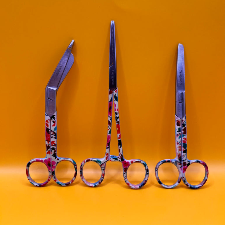 3 Delig set + gratis naam gravering Tropical Flowers - Caregear.nl Zorg scharen verpleegkundigen