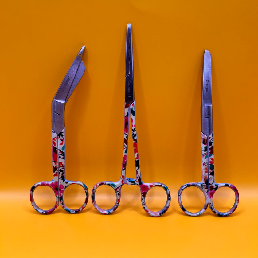 3 Delig set + gratis naam gravering Tropical Flowers - Caregear.nl Zorg scharen verpleegkundigen