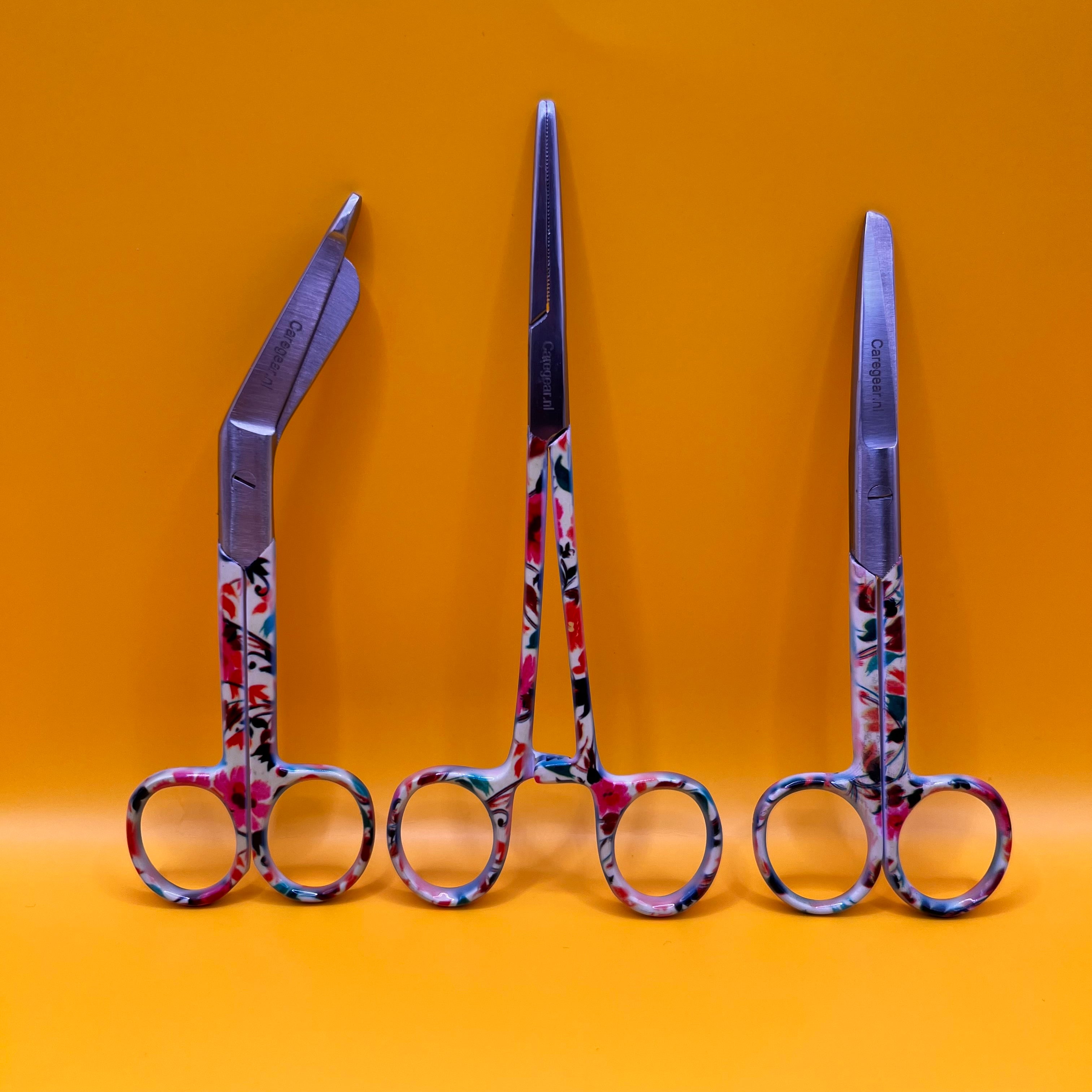 3 Delig set + gratis naam gravering Tropical Flowers - Caregear.nl Zorg scharen verpleegkundigen