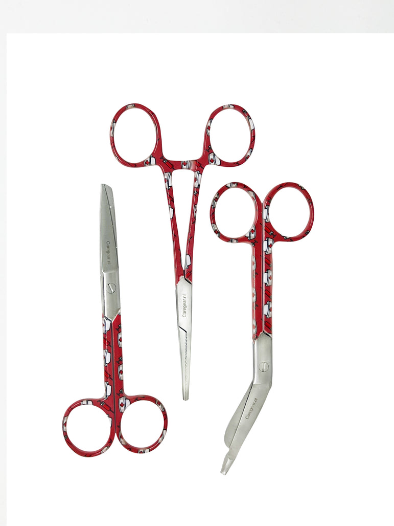 3 delig scharen set verpleegkundige Rood met verpleegkundige hoedjes (naam graveren) - Caregear.nl Zorg scharen verpleegkundigen